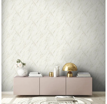 Woonkamer met patroonbehang en dressoir