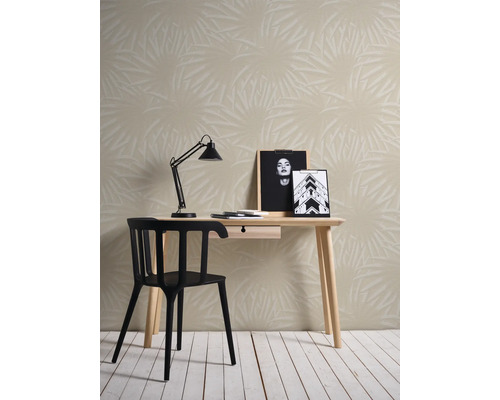 Scène met bureau, stoel, lamp en fotobehang met bladdessin