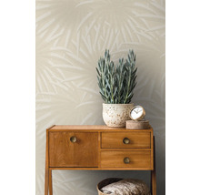 Scene met houten tafel, potplant, klok en behang met patroon