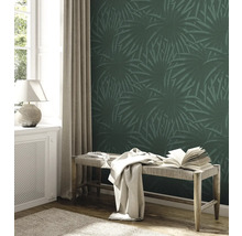 Woonkamer met groen bladbehang, bank en decoratie