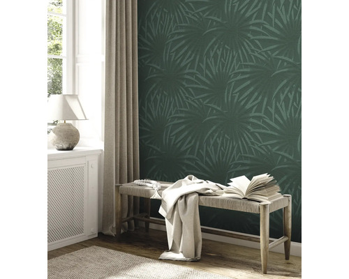 Woonkamer met groen bladbehang, bank en decoratie