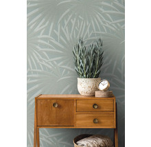 Kamerweergave met botanisch behang, houten dressoir en decoratie