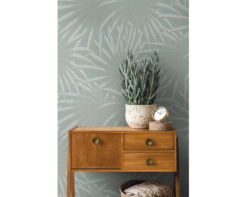 Kamerweergave met botanisch behang, houten dressoir en decoratie