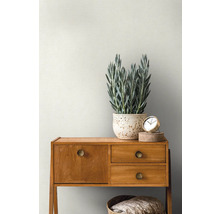 Decoratief interieur met houten commode, plant en klok