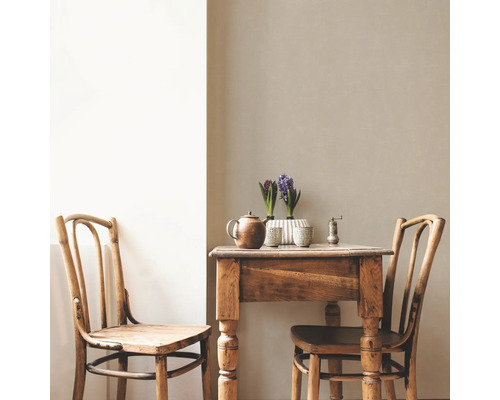 Rustieke houten tafel met decoratie en twee houten stoelen