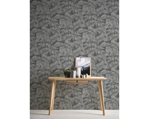 Kamerweergave met bladerbehang, houten tafel en decoratie