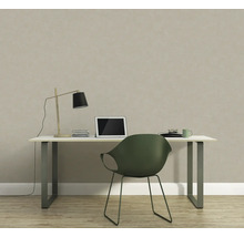 Werkkamer met bureau, lamp, laptop en stoel voor een gestructureerd behang