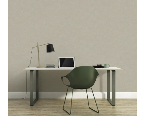 Werkkamer met bureau, lamp, laptop en stoel voor een gestructureerd behang