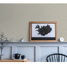 Woonkamer met structuurbehang aan de muur.
