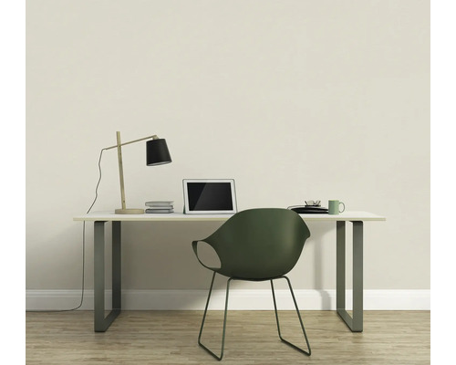 Werkkamer met bureau, lamp, tablet en stoel