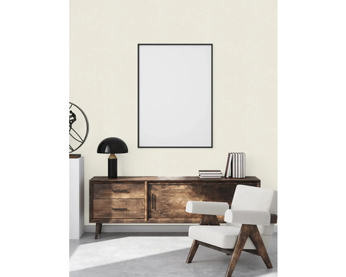 Lichte kamer met dressoir, fauteuil en ingelijste foto