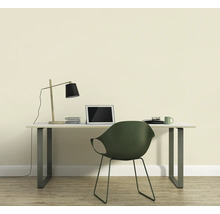 Werkkamer met bureau, stoel, lamp en laptop voor een heldere en georganiseerde sfeer.
