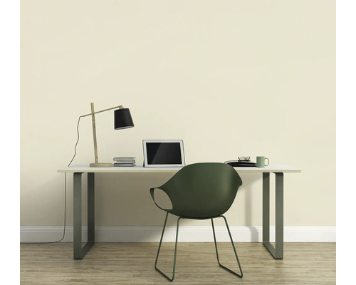 Werkkamer met bureau, stoel, lamp en laptop voor een heldere en georganiseerde sfeer.