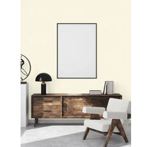 Woonkamer met dressoir, lamp, fauteuil en poster met lijst