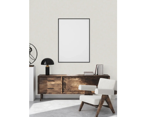 Woonkamer met dressoir, fauteuil en fotolijst