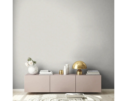 Woonkamer met dressoir, lamp, decoratie en tapijt voor een huiselijke sfeer