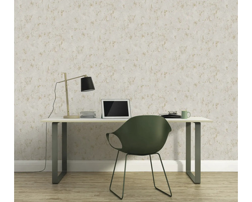 Decoratief behang in de werkkamer met bureau en stoel