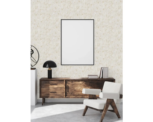 Woonkamer met patroonbehang, dressoir, fauteuil en fotolijst