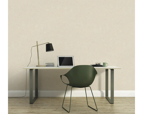 Werkkamer met bureau, stoel en lamp voor een gemêleerde wand.