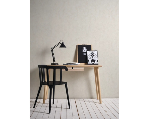 Bureau met bureaulamp, stoel en decoratieve afbeeldingen op een houten vloer
