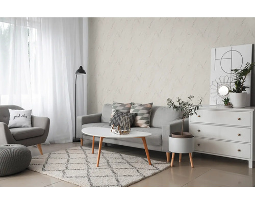 Woonkamer met bank, fauteuil, tapijt en decoratief wandbehang
