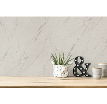 Decoratief behang met marmerpatroon aan de wand met potplant en decoratieve elementen op een houten tafel
