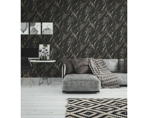 Woonkamer met zwart en goud marmer behang, bank, bureau en decoraties voor een elegant interieur