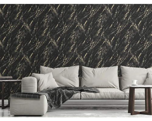Woonkamer met zwart marmeren behang met gouden accenten en een witte bank