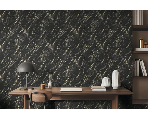 Kamer met zwart behang met marmerpatroon, bureau, lamp en plank.