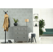 Hal met ladekast, kapstok en decoratieve wand