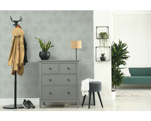 Hal met ladekast, kapstok en decoratieve wand