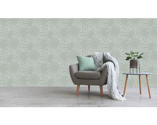 Woonkamer met fauteuil, bijzettafel en patroonbehang