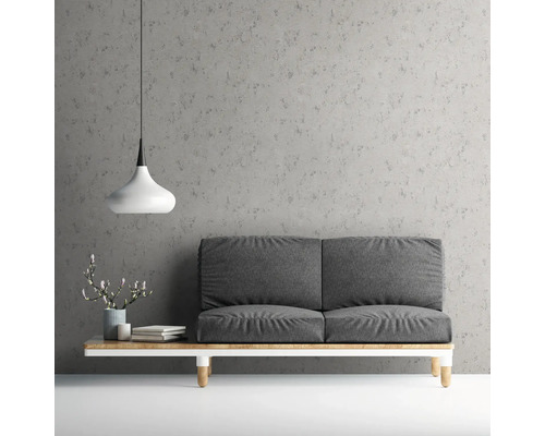 Woonkamer met grijze bank, tafel, lamp en decoratie