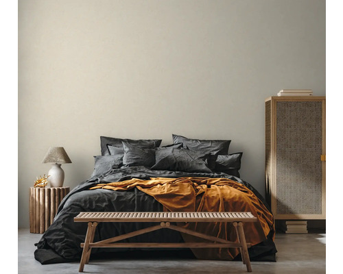 Slaapkamer met bed, houten bank en bijzettafel