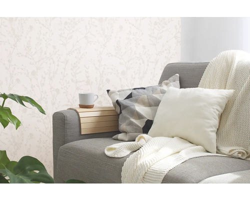 Woonkamer met behang met motief, bank en decoraties