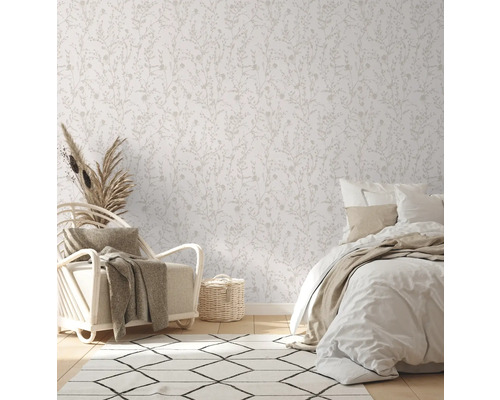 Lichte slaapkamer met bloemenbehang, stoel en bed