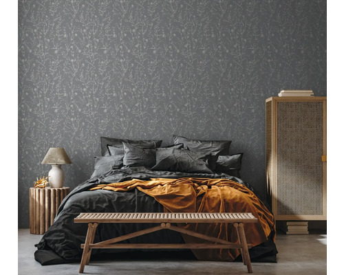 Slaapkamer met grijs bloemenbehang, bed, bank en kast