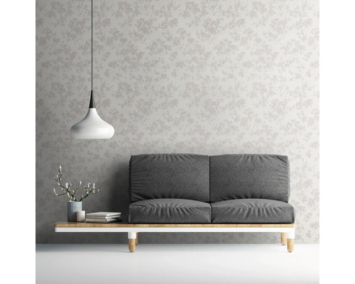 Inrichting met bank voor een behang met bloemmotief.