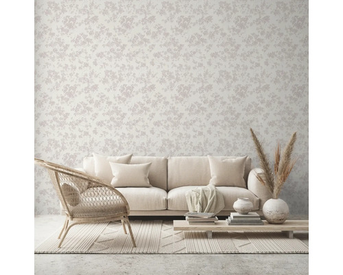 Woonkamer met bank, stoel en behang met bloemmotief