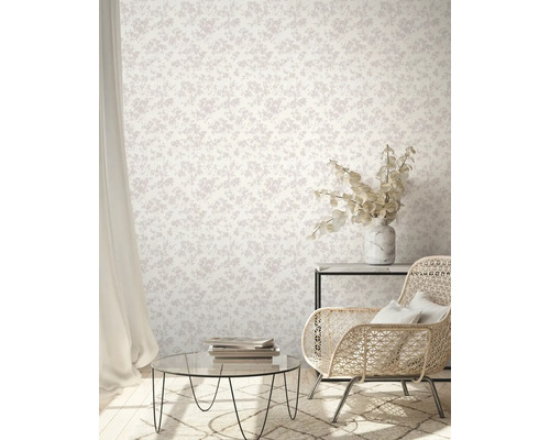 Decoratieve kamer met behang met patroon, fauteuil, tafel en vloerkleed