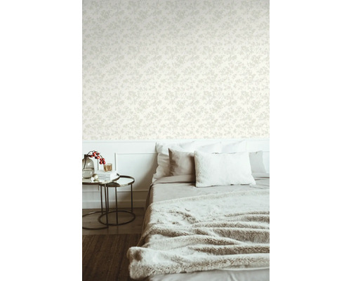 Slaapkamer met behangmotief, bed en nachtkastje