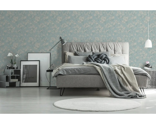 Slaapkamer met bed en bloemenbehang