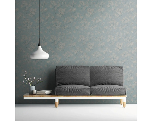 Decoratieve kamer met behang, bank en hanglamp