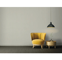 Woonkamer met fauteuil, bijzettafel en hanglamp