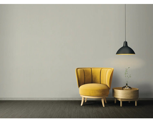 Woonkamer met fauteuil, bijzettafel en hanglamp