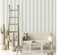 Kinderkamer met gestreept behang, ladder, decoratieve cactussen en kleine bank