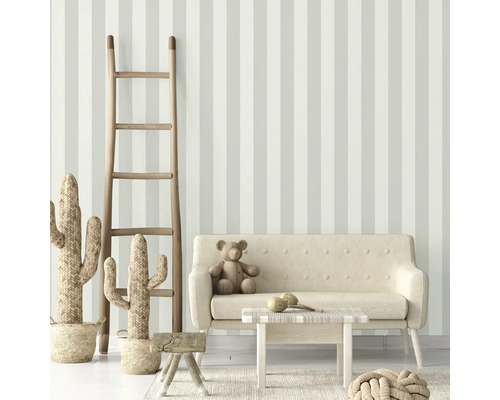 Kinderkamer met gestreept behang, ladder, decoratieve cactussen en kleine bank