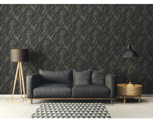 Woonkamer met bank, lamp en patroonbehang