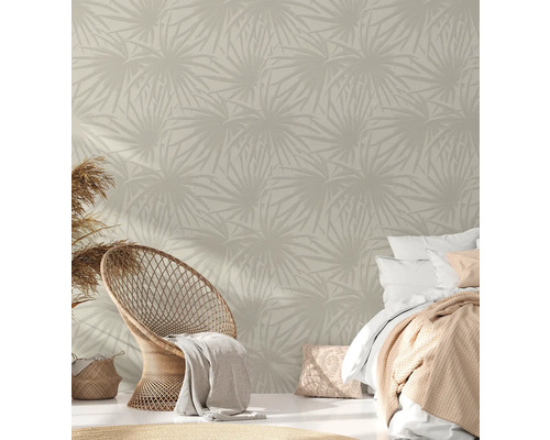 Slaapkamer met behang met patroon, rotan stoel en bed