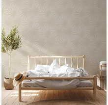 Slaapkamer met bed en patroonbehang